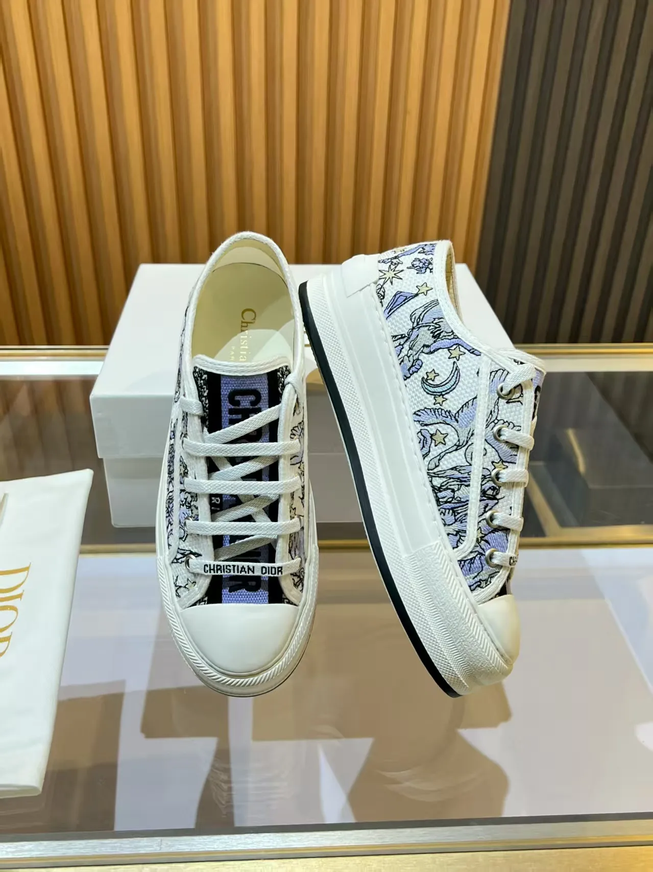 👟👟Ex-factory price 520👟👟 Walk‘n’Dior embroidered mid-top casual shoes are new in 2025. On the fashion stage, Dior embroidered shoes are the well-deserved protagonist. Delicate stitching is used on the upper, every stitch is devoted to the craftsman's efforts, and every thread is woven with artistic poetry. From complex floral patterns to smart geometric textures, embroidery is like the magic that gives shoes life, allowing them to show dynamic beauty even in static conditions.   Wearing Dior embroidered shoes feels like stepping into a dream world full of art. It is not only a pair of shoes, but also a walking piece of art that perfectly integrates fashion and culture. Whether you are strolling on the bustling city streets or attending important social occasions, Dior embroidered shoes can add unique charm to your style and become the focus of everyone's attention.   Choosing Dior embroidered shoes means choosing a persistent pursuit of quality and a unique understanding of fashion. Let it accompany you through every wonderful moment and leave your own fashion mark.  Material: Sheepskin lining, feet, silk cowhide, size 35-41, heel height 5cm